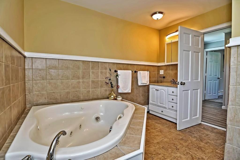 Charming Cottage Historic Falmouth Cape Cod Near Beach And Downtown 2Br 1Bath Deck Eksteriør billede